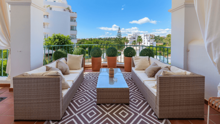 vista de una terraza en guadalmina
